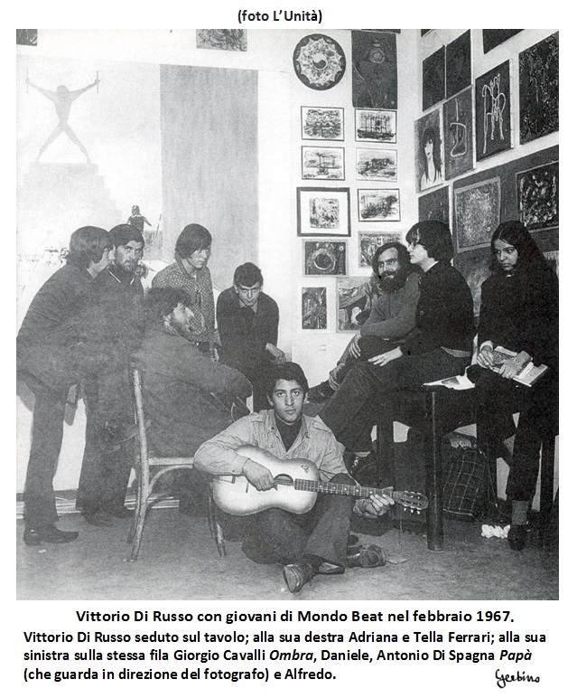 Vittorio Di Russo seduto sul tavolo; alla sua destra Adriana e Tella Ferrari; alla sua sinistra sulla stessa fila Giorgio Cavalli 'Ombra', Daniele, Antonio Di Spagna 'Papà', che guarda in direzione del fotografo, e Alfredo